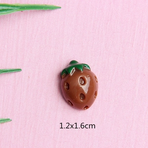 Makroansicht eines 1,2x1,6 cm großen Erdbeer-Anhängers aus Harz für DIY-Schmuck