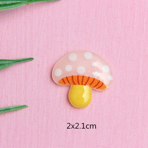 Nahaufnahme von rosa-gelbem Harzpilz-Anhänger mit Maßen 2x2,1 cm für DIY-Schmuck