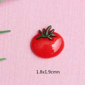 Makroaufnahme eines roten Harztomaten-Anhängers mit grünem Stiel, 1.8x1.9cm für DIY-Handwerk