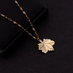 Collana in acciaio al titanio placcato oro rosa 18K con ciondolo a foglia d'acero d'oro