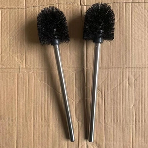 Dettaglio di due scopini per WC con setole nere e manici in acciaio inossidabile