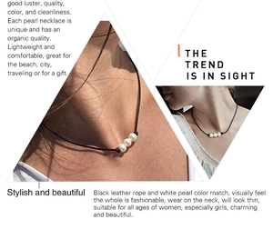 Vue détaillée de trois perles blanches sur un collier en cordon de cuir noir pour femme