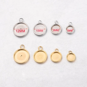 Detail of round stainless steel pendant bases in gold and silver, sizes 6mm to 12mm