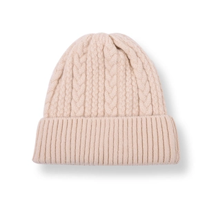 Detailed texture of beige cable-knit beanie featuring a thick ribbed cuff for winter warmth