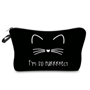 Schwarze Kosmetiktasche mit Katzenprint und purrrfect-Schriftzug auf weißem Hintergrund