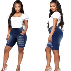 Details von dunkelblauen Denim-Shorts mit Distressed-Effekten und rohem Fransen-Saum