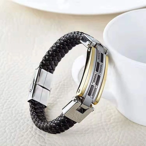 Dettaglio del bracciale in pelle intrecciata da uomo con chiusura in acciaio dorato