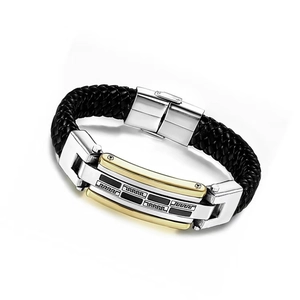 Dettaglio bracciale da uomo in pelle intrecciata con chiusura bicolore e motivo greco