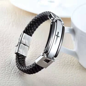 Bracciale da uomo in pelle intrecciata con piastra a croce argentata su base ruvida