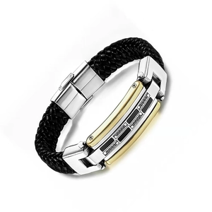 Dettaglio bracciale da uomo in pelle nera con motivo greco dorato e chiusura in argento