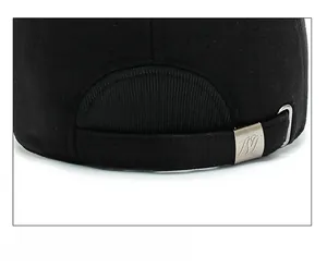 Dettaglio del cappello invernale in lana con fibbia di regolazione in metallo e cuciture