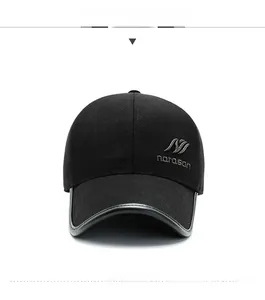 Dettaglio del cappellino da baseball nero da uomo con logo ricamato e visiera in pelle