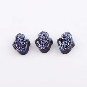 Trois perles main de Hamsa avec revêtement en cristal arc-en-ciel sur un fond blanc pur