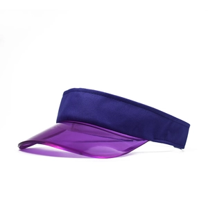 Détail de visière pare-soleil violette avec bord en PVC et sangle ajustable