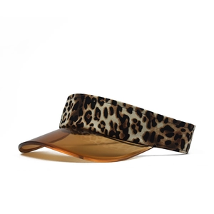 Détail du bandeau à imprimé léopard et visière marron translucide du chapeau