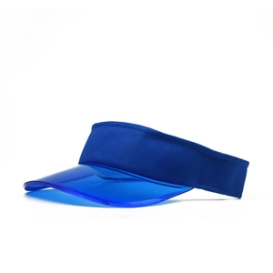 Détail d'une visière pare-soleil bleue avec bandeau en sergé marine et bord translucide