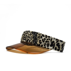 Détail du bandeau léopard élastique et visière ambre transparente du chapeau