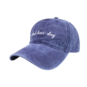 Vintage gewaschene marineblaue Baseballkappe mit weißer Bad Hair Day Stickerei