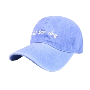 Verwaschene hellblaue Denim-Baseballkappe mit weißem Bad Hair Day Stickerei-Schriftzug