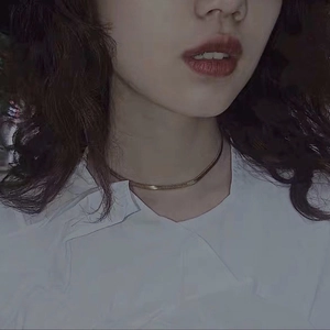 Flat snake bone choker necklace in gold-plated titanium steel worn by a model