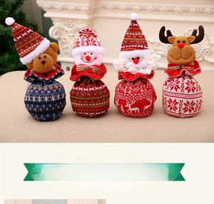Détails des sacs de Noël tricotés avec Père Noël, bonhomme de neige, ours et renne