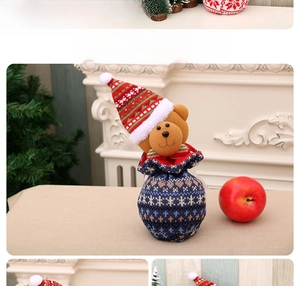 Vue détaillée d'un sac cadeau de Noël tricoté bleu avec une mascotte d'ours en peluche mignonne