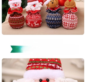 Détails de sacs-cadeaux de Noël en tricot avec des motifs de bonhomme de neige et de Père Noël