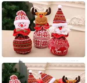 Détail de sacs cadeaux de Noël tricotés avec des motifs de bonhomme de neige, de cerf et de Père Noël