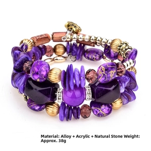 Detalle de pulsera bohemia multicapa con piedras naturales púrpuras y piezas de aleación oro