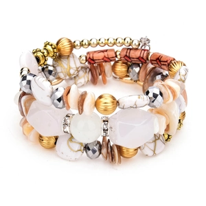 Pulsera multicapa bohemia con cuentas de mármol blanco, oro y elementos de madera