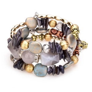 Detalle de una pulsera multicapa con cuentas de piedra natural y cristales tallados