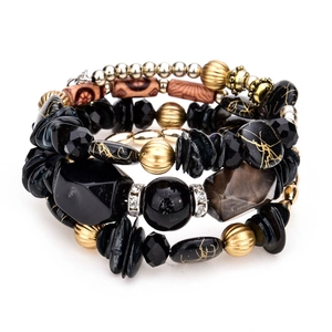Detalle de cerca de una pulsera bohemia multicapa con cuentas de resina, metal y madera fina