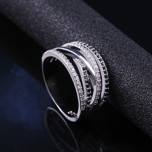 Makro-Detail des S925 Silberrings mit schwarz-weißen Zirkonia in verschlungenem Design
