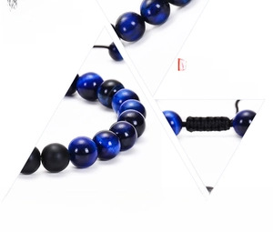 Gros plan des perles en oeil de tigre bleu et pierres noires mates avec effet œil de chat