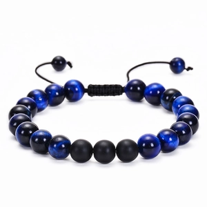 Détail du bracelet réglable en oeil de tigre bleu et onyx mat avec cordon tressé