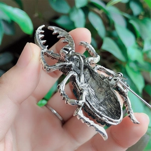 Broche scarabée vintage en argent avec un design d'insecte réaliste et ailes texturées