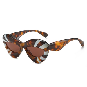 Lunettes de soleil œil de chat écaillées avec rayures blanches et verres marron chic