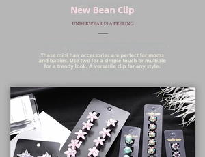 Détail de mini pinces à cheveux à fleurs en strass et perles sur carte noire