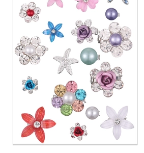Vue à plat de 15 mini pinces à cheveux avec strass et perles en forme de fleur et d'étoile
