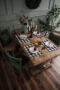 Set de table classique à carreaux noir et blanc avec couverts sur table en bois
