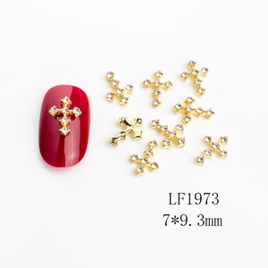 Detail von kreuzförmigen Gold-Nagelanhängern mit Zirkon-Inlays und 7x9,3 mm Größe