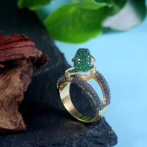 Exquisite 18k gold plated frog ring featuring a white pearl and green micro-pave crystals