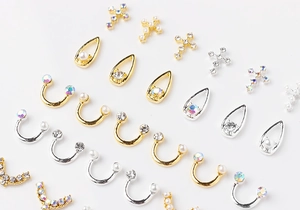 Detailansicht von Nagelschmuck-Set aus Legierung mit Kreuzen und Perlen in Gold und Silber