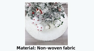 Gros plan sur le tapis de sapin de Noël en peluche blanche pour décoration de fête