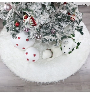 Détail de la jupe de sapin de Noël en peluche blanche avec texture en fausse fourrure