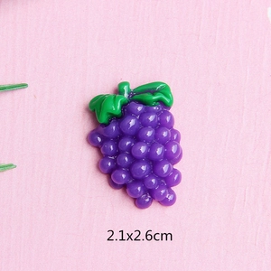 Detailaufnahme von lila Trauben-Harzanhänger mit grünen Blättern für DIY Schmuck 2,1x2,6cm