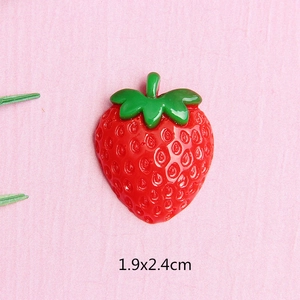 Detailansicht eines 1,9x2,4cm roten Erdbeer-Harzanhängers mit grünen Blättern für Bastelarbeiten