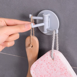Gancho de pared giratorio de tres brazos en plástico gris claro para cepillo y esponja