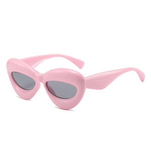 Lunettes de soleil oversize roses en forme de cœur avec verres gris foncé sur fond blanc