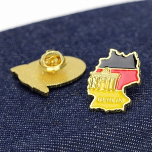 Détail d'une broche en forme de carte d'Allemagne avec texte Berlin et relief gravé